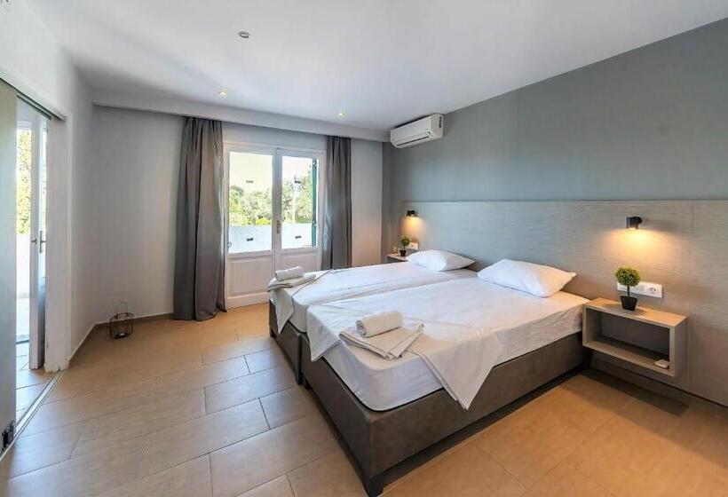 Четырехместный Номер Стандарт с Балконом, Nikos Villas