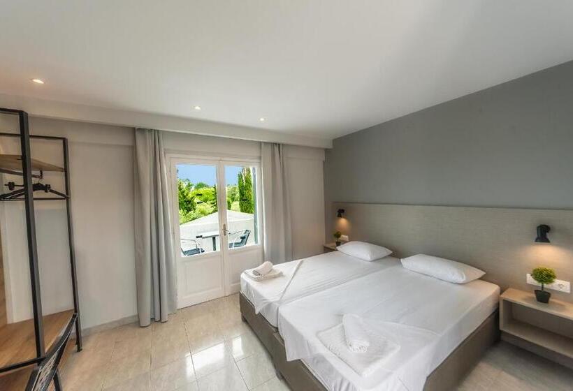 Четырехместный Номер Стандарт с Балконом, Nikos Villas