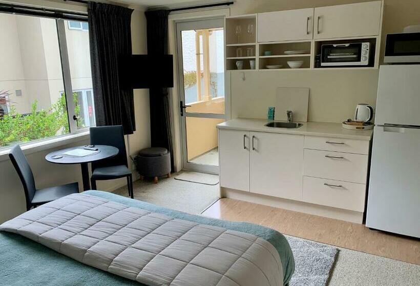 סטודיו סטנדרט עם מרפסת, March Apartments