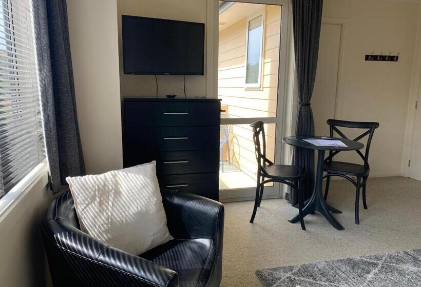 סטודיו סטנדרט עם מרפסת, March Apartments