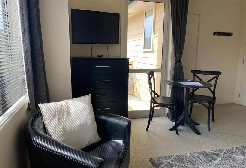استودیو استاندارد با بالکن, March Apartments