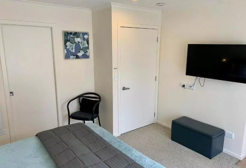 استودیو داخلی دلوکس, March Apartments