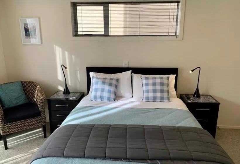استودیو داخلی دلوکس, March Apartments
