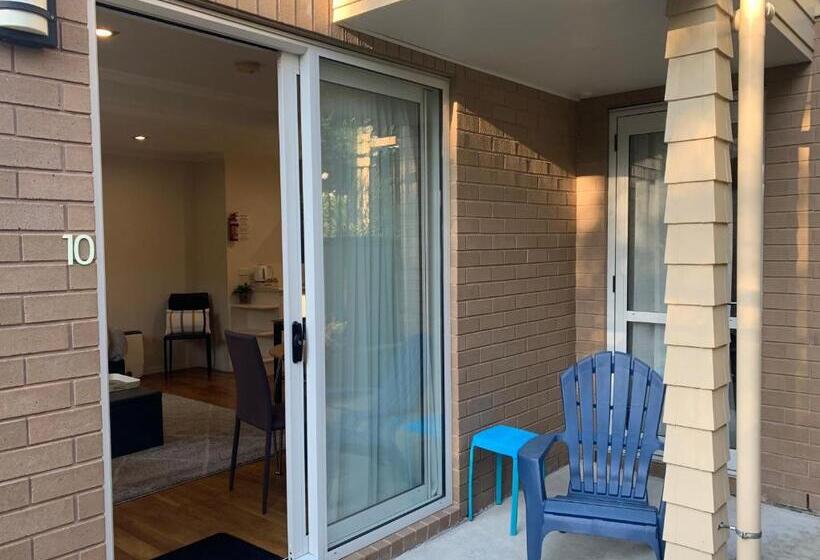 דירת חדר נוף לגינה, March Apartments