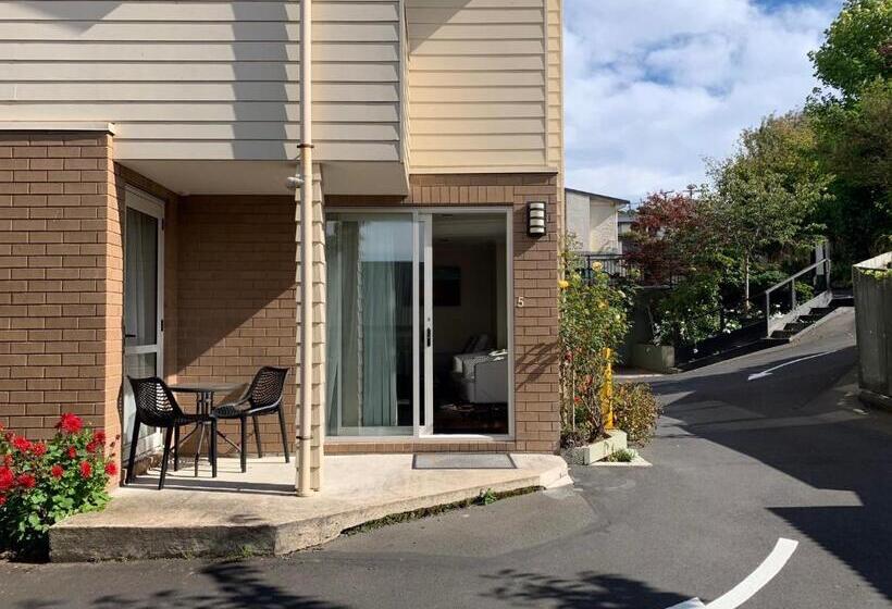 דירת חדר נוף לגינה, March Apartments