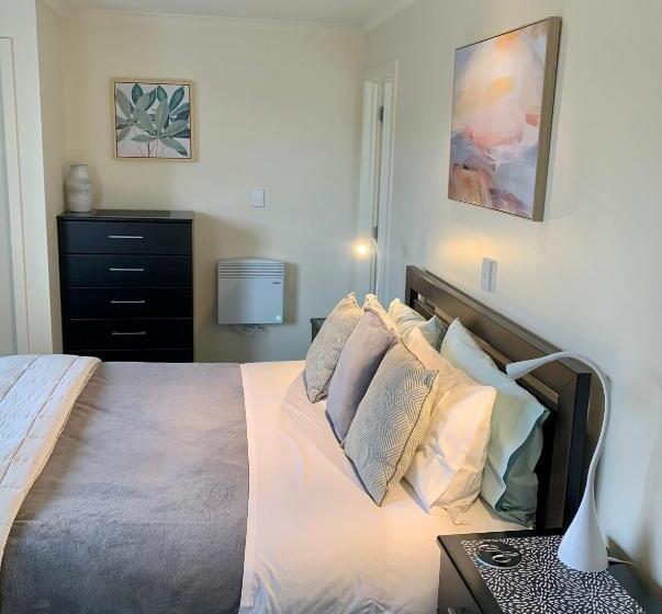 דירת חדר נוף לגינה, March Apartments