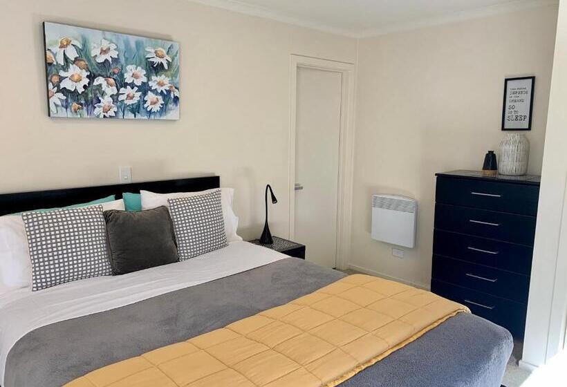דירת חדר נוף לגינה, March Apartments