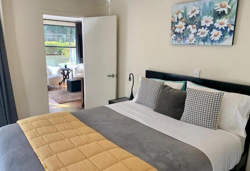 דירת חדר נוף לגינה, March Apartments