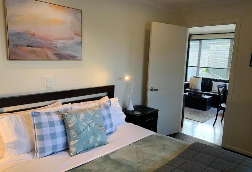 דירת חדר נוף לגינה, March Apartments