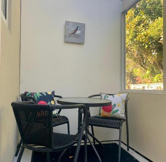דירת חדר בקומת קרקע, March Apartments