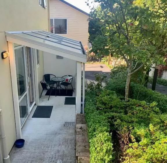 آپارتمان 1 خوابه همکف, March Apartments