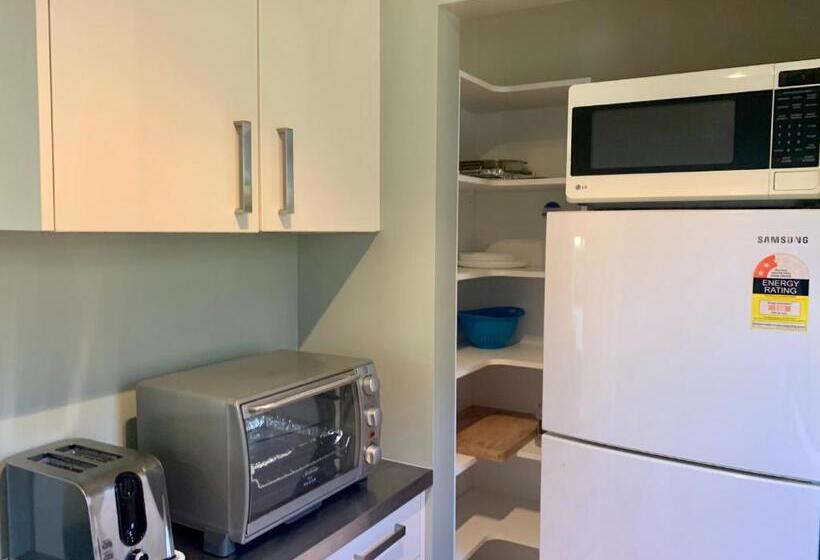 דירת חדר בקומת קרקע, March Apartments