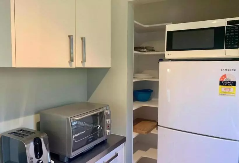 آپارتمان 1 خوابه همکف, March Apartments