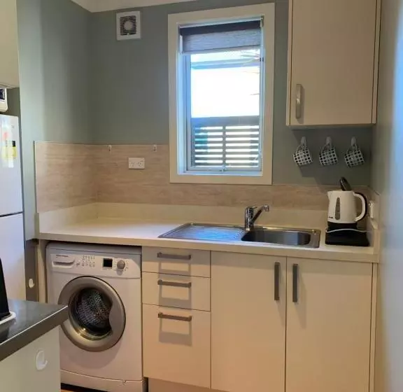 آپارتمان 1 خوابه همکف, March Apartments