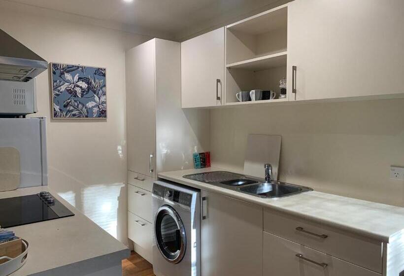 דירת חדר נוף לגינה, March Apartments