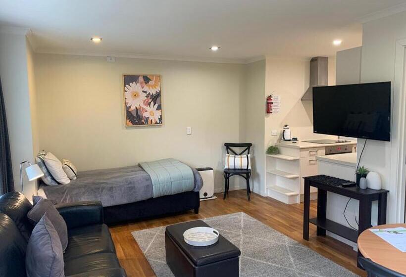 דירת חדר נוף לגינה, March Apartments