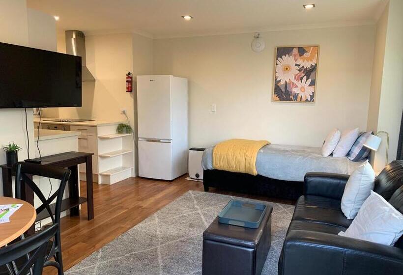 דירת חדר נוף לגינה, March Apartments