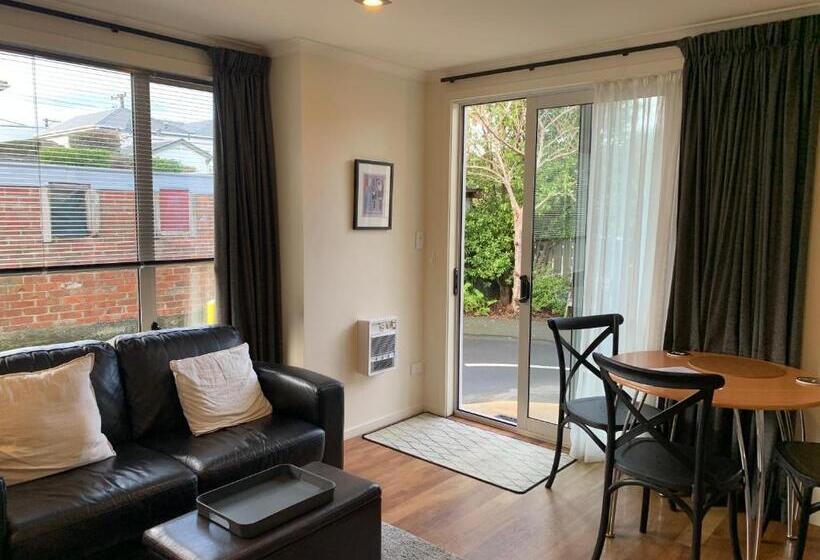 דירת חדר נוף לגינה, March Apartments