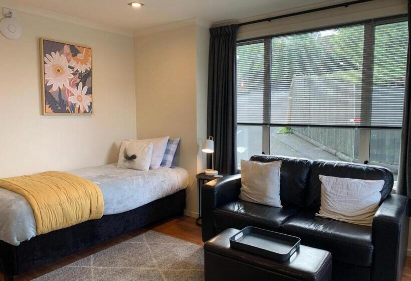 דירת חדר נוף לגינה, March Apartments