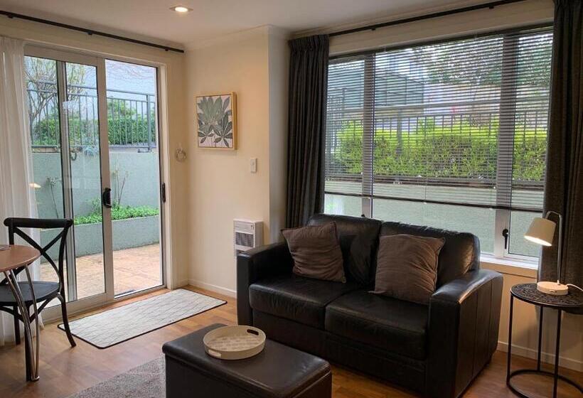 דירת חדר נוף לגינה, March Apartments