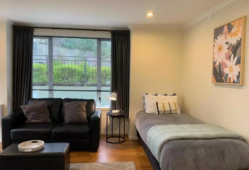آپارتمان 1 خوابه با چشم‌انداز باغ, March Apartments