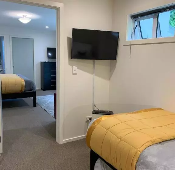 آپارتمان 1 خوابه همکف, March Apartments