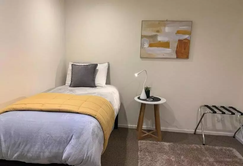 آپارتمان 1 خوابه همکف, March Apartments