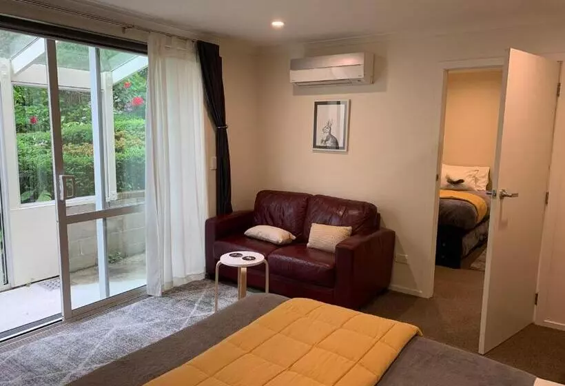 آپارتمان 1 خوابه همکف, March Apartments