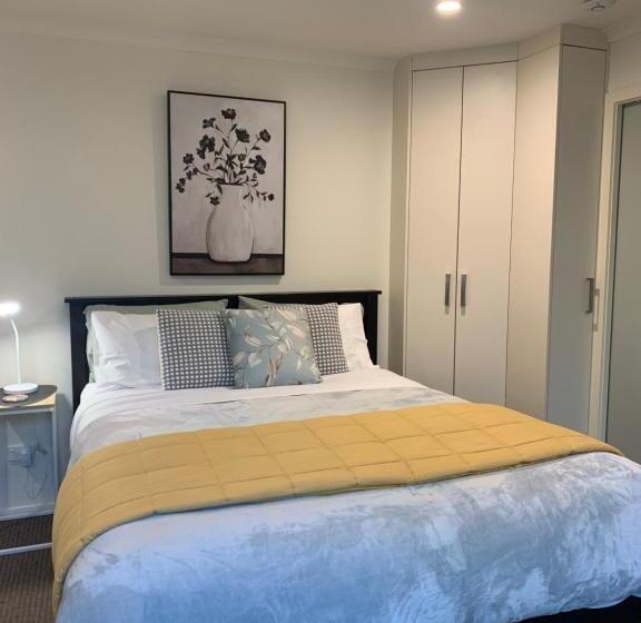 דירת חדר בקומת קרקע, March Apartments