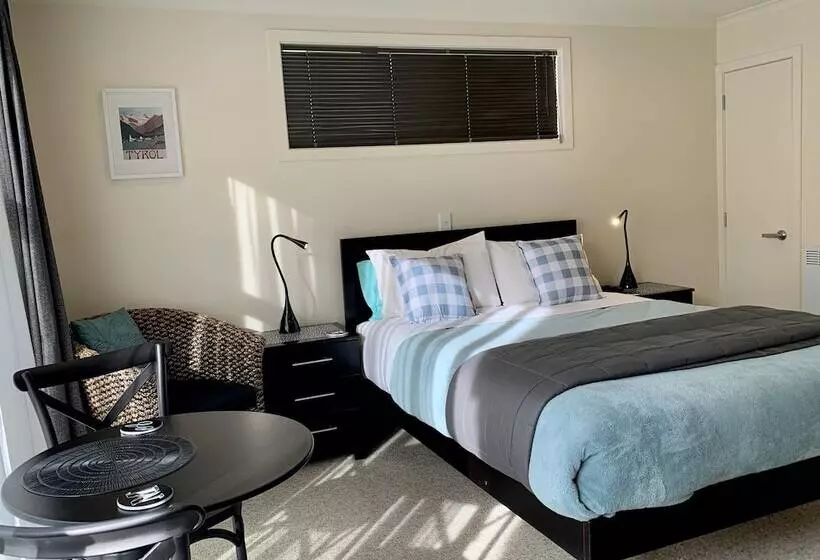 استودیو کامفورت, March Apartments
