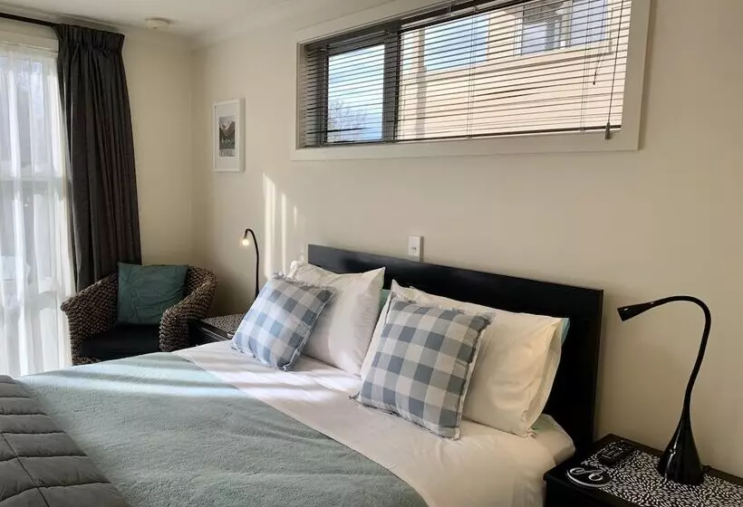 استودیو کامفورت, March Apartments
