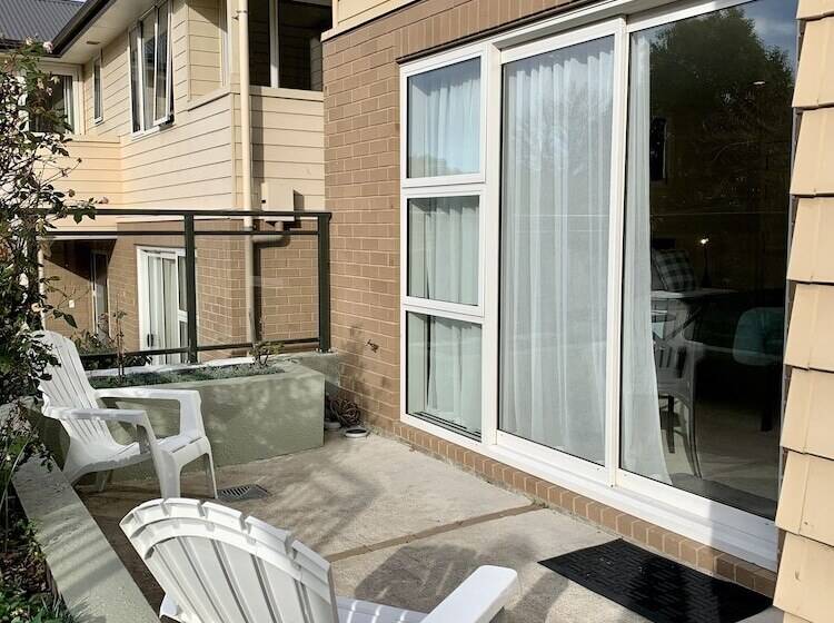 סטודיו נוח, March Apartments