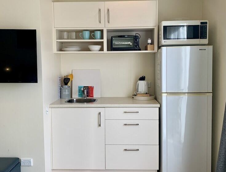 סטודיו נוח, March Apartments