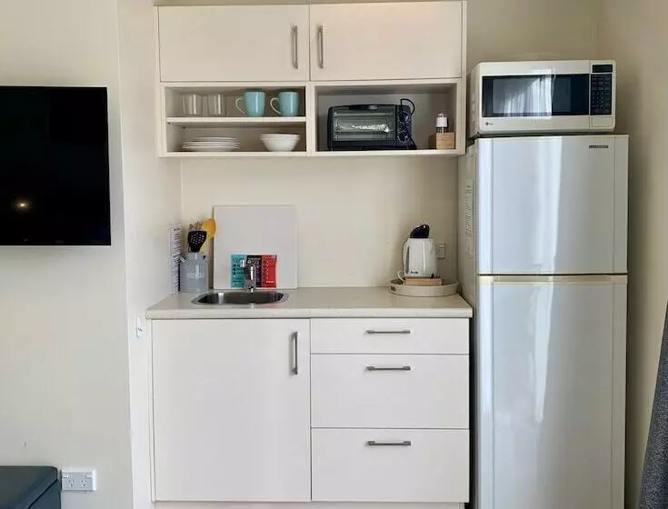 استودیو کامفورت, March Apartments