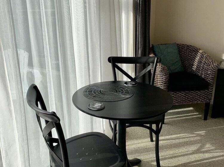 סטודיו נוח, March Apartments