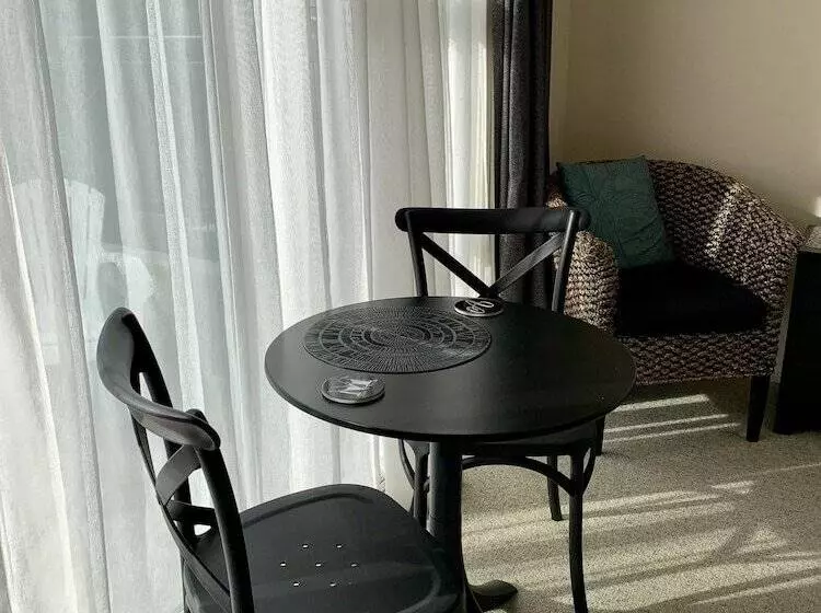استودیو کامفورت, March Apartments