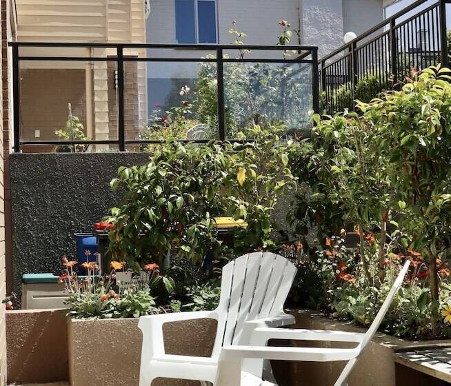 סטודיו נוח, March Apartments