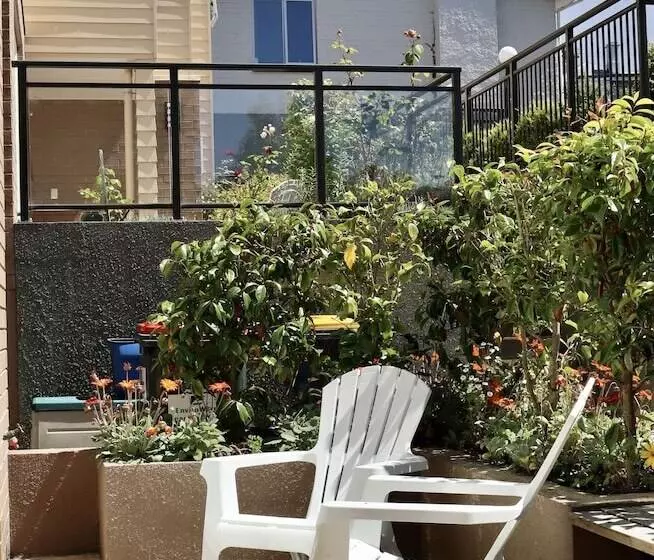 استودیو کامفورت, March Apartments