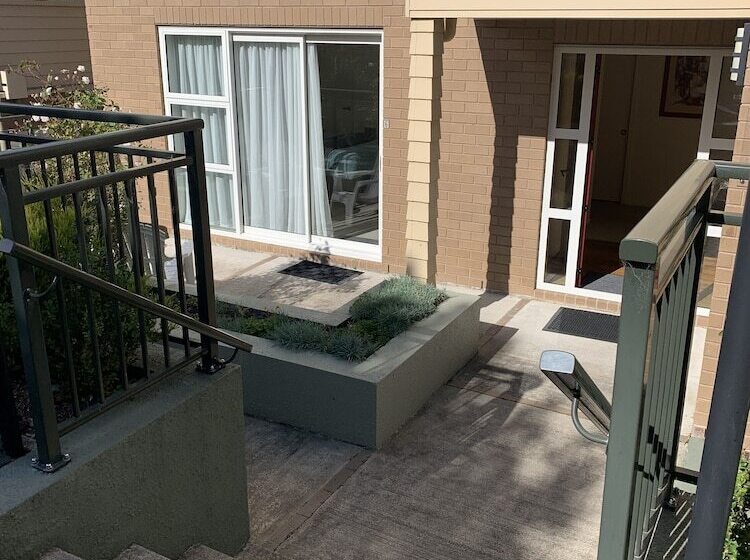 סטודיו נוח, March Apartments