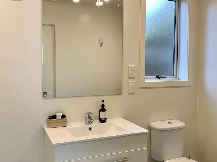 استودیو کامفورت, March Apartments