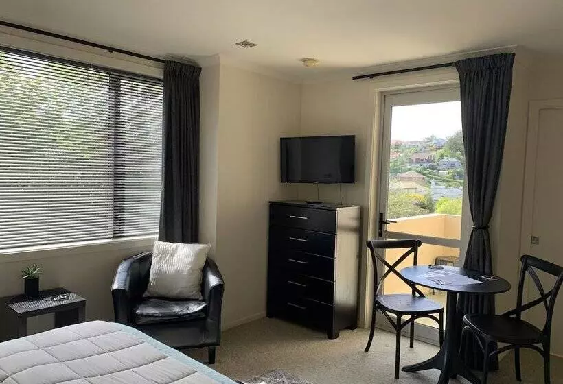 آپارتمان 1 خوابه با چشم‌انداز باغ, March Apartments