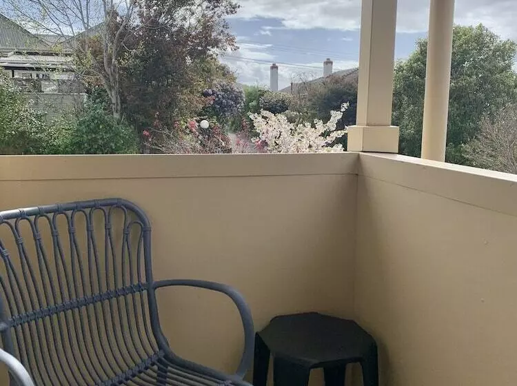 آپارتمان 1 خوابه با چشم‌انداز باغ, March Apartments