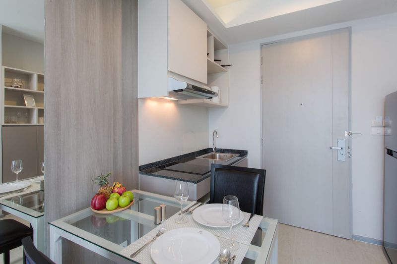 استودیوی استاندارد, 6th Avenue Surin Beach