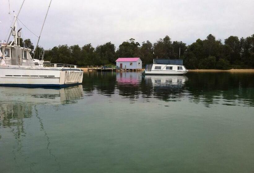 דירת שלושה חדרים, Bluewater Apartments