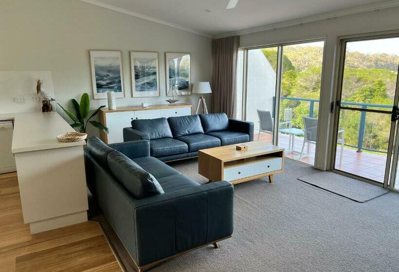 דירת שלושה חדרים, Bluewater Apartments