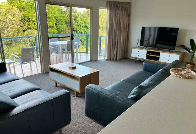 דירת שלושה חדרים, Bluewater Apartments