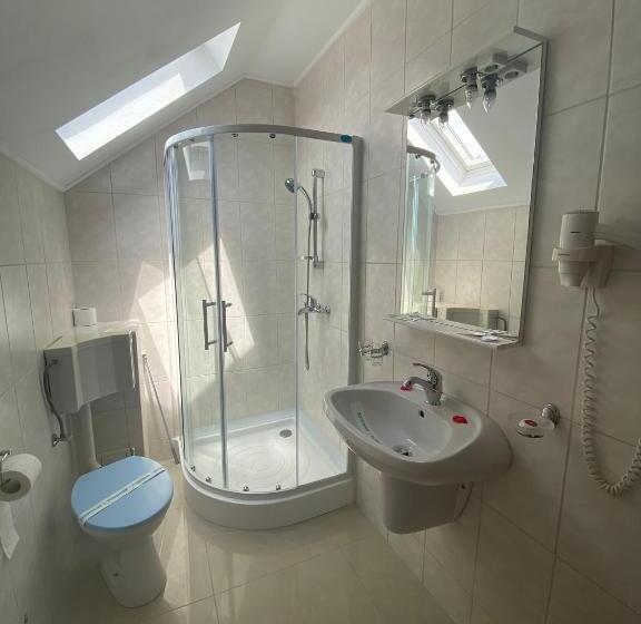 חדר דלוקס לשלושה, Flora Alpina