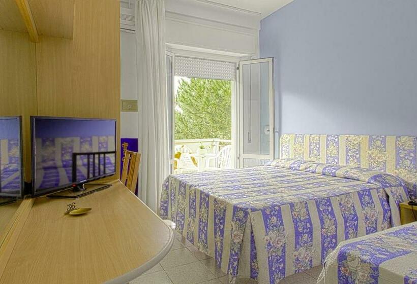 חדר סטנדרט לשלושה עם מרפסת, Loretta & Dependance