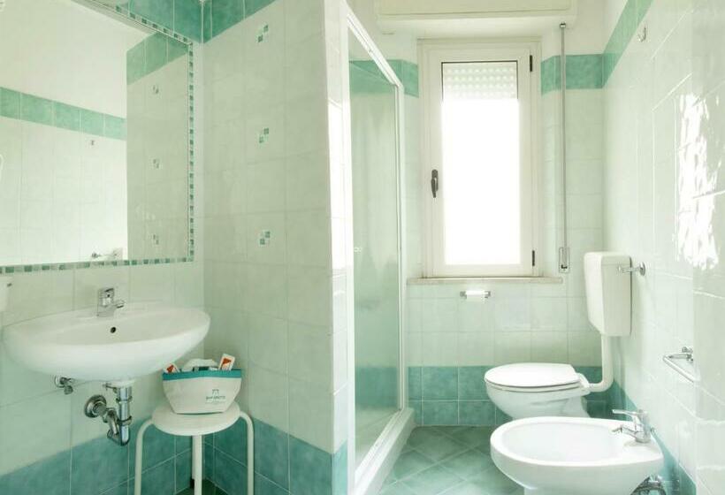 חדר סטנדרט לשלושה עם מרפסת, Loretta & Dependance