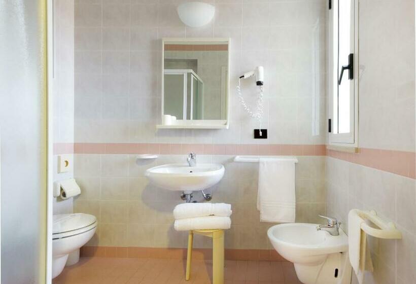 חדר סטנדרט לשלושה עם מרפסת, Loretta & Dependance